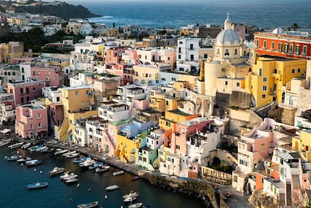 belle île italienne procida célèbre pour son port de plaisance coloré, petites rues étroites et de nombreuses plages - Photo, image