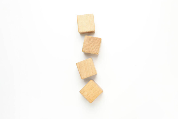 Blanco houten blokjes voor verschillende concepten, bovenaanzicht - Foto, afbeelding