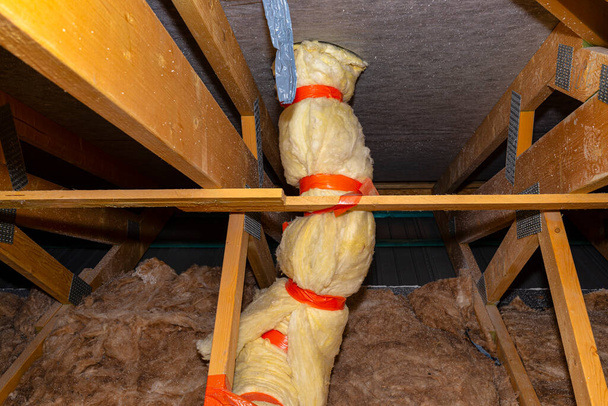 Tubos de ventilación del sistema de alcantarillado y habitaciones, conectados con baldosas de ventilación, aislados con lana mineral. - Foto, imagen