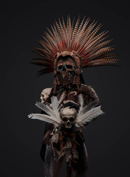 Strzał azteckiej wiedźmy ubranej w ceremonialne nakrycie głowy z czaszką. - Zdjęcie, obraz
