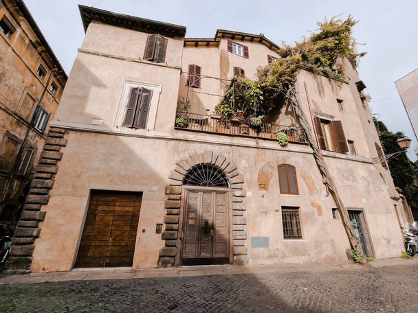 Italian two-storey house with a beautiful open balcony in the centre of Rome. Old architecture - 写真・画像