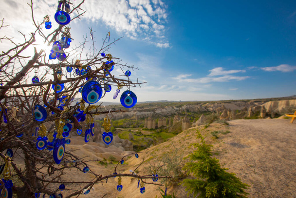 Vista panoramica sulla valle dell'Amore vicino al villaggio Goreme, Cappadocia, Turchia - Foto, immagini