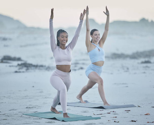 Yoga, fitness y playa con mujeres amigas juntas en la arena para hacer ejercicio, salud mental y bienestar. Naturaleza, diversidad y entrenamiento con una mujer yogui y amiga haciendo ejercicio mientras se une al exterior. - Foto, imagen