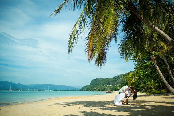 Ευτυχισμένο ζευγάρι αγάπη σε μια τροπική παραλία ενάντια στη θάλασσα Similan νησί - Φωτογραφία, εικόνα