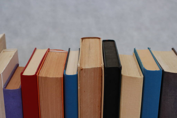 stos starych książek z literami na drewnianym stole - Zdjęcie, obraz