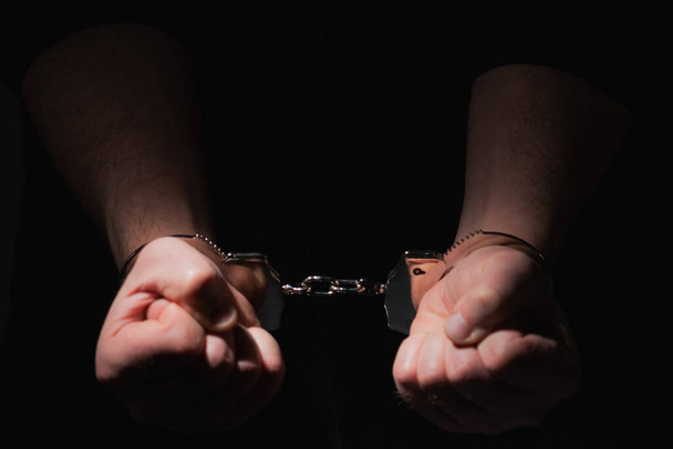 Gearresteerd man in handboeien  - Foto, afbeelding