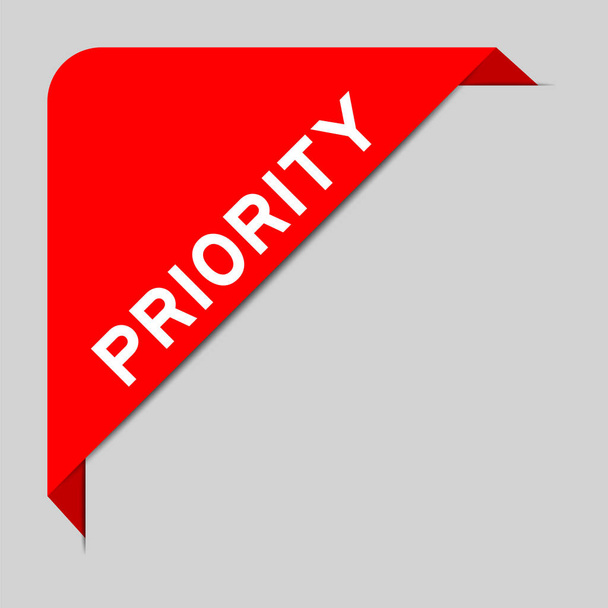 Color rojo del banner de etiqueta de esquina con prioridad de palabra sobre fondo gris - Vector, Imagen
