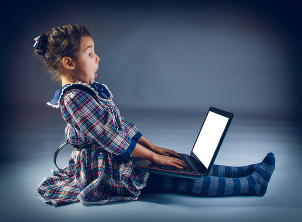 Teenager Mädchen sitzt auf dem Boden spielt Laptop überrascht - Foto, Bild