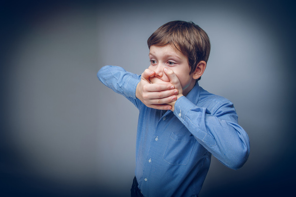 nastolatek chłopak 10 lat o Europejskim wyglądzie zamknięte usta z h - Zdjęcie, obraz