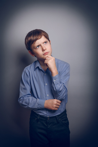 підліток хлопчик коричневі волосся європейський вигляд тримає руку зо - Фото, зображення