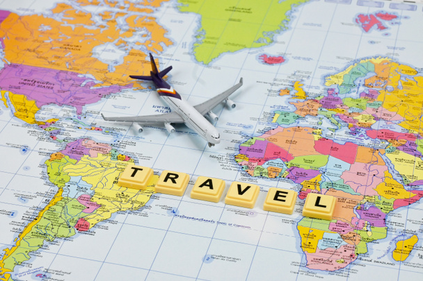 avião no mundo atlas mapa com thai tradução do idioma e palavra de viagem em letra, conceito de viagem, férias, viagem, transporte, internacional, voo, - Foto, Imagem