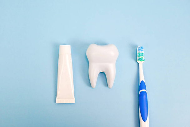 diente sano blanco, pasta de dientes, cepillo de dientes. productos dentales orales, utilizando un estilo de vida saludable - Foto, Imagen
