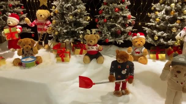 Weihnachtsmann bringt Weihnachtsgeschenke Überraschung für Kinder Teddybären - Filmmaterial, Video