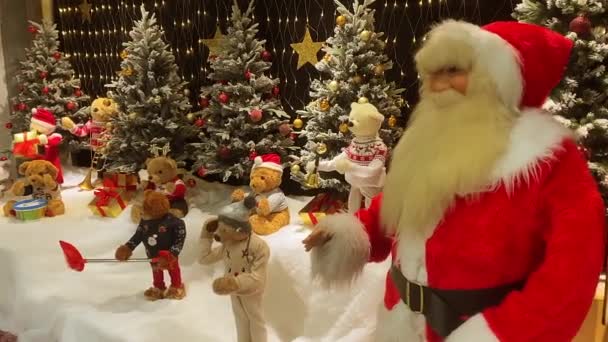 Weihnachtsmann bringt Weihnachtsgeschenke Überraschung für Kinder Teddybären - Filmmaterial, Video