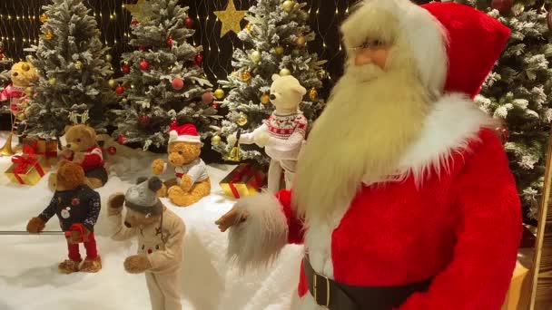 Père Noël apportant des cadeaux de Noël surprise pour les enfants ours en peluche - Séquence, vidéo