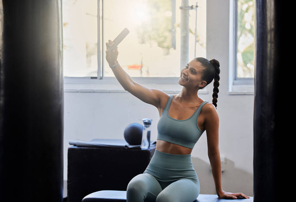 Γυμναστήριο, γυμναστήριο και γυναίκα που παίρνουν selfie με τηλέφωνο στο σπίτι στούντιο για τα μέσα κοινωνικής δικτύωσης μετά, wellness blog και το δίκτυο. Υγεία, αθλητισμός και ευτυχισμένη κοπέλα με smartphone μετά από άσκηση, προπόνηση και προπόνηση. - Φωτογραφία, εικόνα