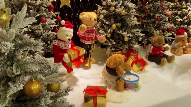 Санта-Клаус приносит рождественские подарки для детей плюшевых мишек - Кадры, видео