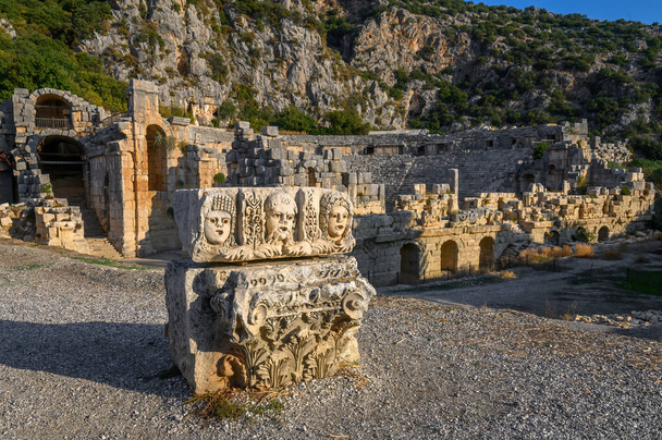 Τα ερείπια της αρχαίας πόλης της Μύρας στη Δήμητρα της Τουρκίας. Αρχαίοι τάφοι και αμφιθέατρο. - Φωτογραφία, εικόνα