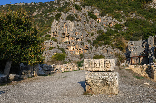 Τα ερείπια της αρχαίας πόλης της Μύρας στη Δήμητρα της Τουρκίας. Αρχαίοι τάφοι και αμφιθέατρο. - Φωτογραφία, εικόνα