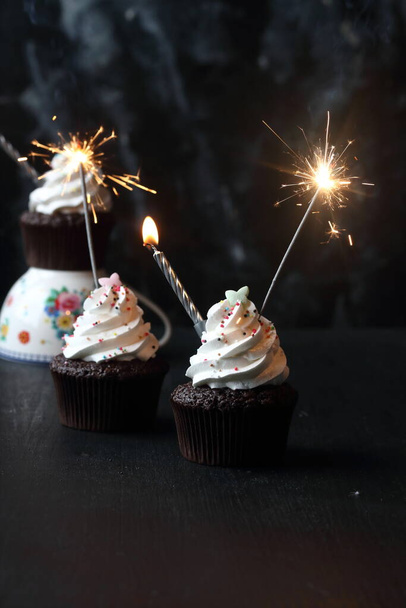 Κέικ με κεριά και σπινθηροβόλα σε μαύρο φόντο - Φωτογραφία, εικόνα