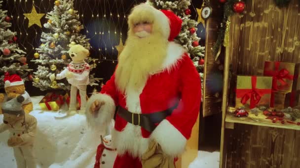 サンタクロースは子供のためのクリスマスプレゼントの驚きをもたらすテディベア - 映像、動画