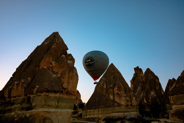 Cappadocia view with hot air balloon and fairy chimneys. Travel to Cappadocia. Nevsehir Turkiye - 7.2.2021 - Foto, imagen