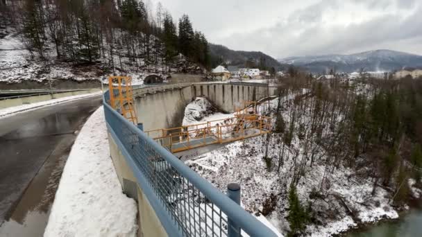 barragem de rio com rio Steyr na Alta Áustria. Imagens 4k de alta qualidade - Filmagem, Vídeo