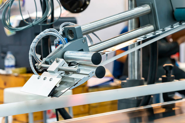 Zavření automatického kontinuálního štítkovacího stroje pro označování výrobku na pásovém dopravníku ve výrobním procesu v průmyslu - Fotografie, Obrázek