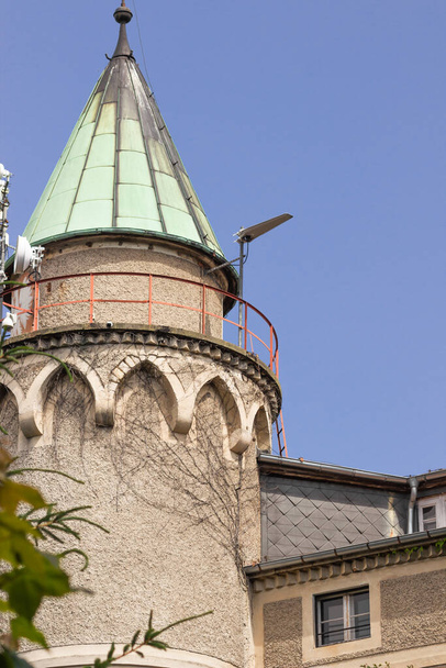 Antigua cúpula y torre de Castle Rock Forest en el Voivodato Silesiano Inferior en la colina Szczytnik, Polonia contra el cielo azul. Lugar turístico y antiguo concepto de arquitectura. - Foto, Imagen