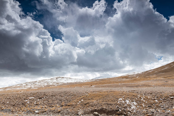 beautiful mountains landscape, cloudy weather, the caucasus, mountain peaks and clouds - Foto, imagen