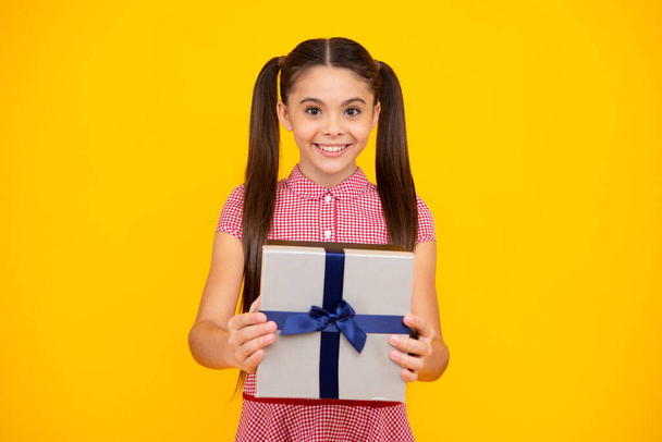 Cute child girl congratulate with valentines day, giving romantic gift box. Present, greeting and gifting birthday concept. Happy teenager, positive and smiling emotions of teen girl - Foto, immagini