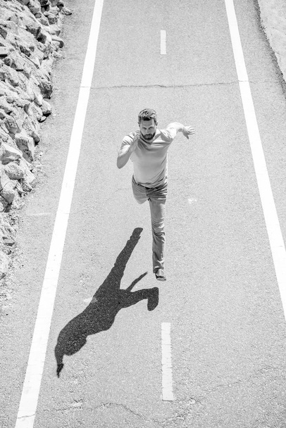 reife athletische Mann läuft auf der Straße im Freien, Ausdauer. - Foto, Bild