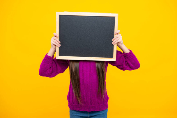 Dospívající školačka drží tabuli. Dětská reklama. Zpátky do školy - Fotografie, Obrázek