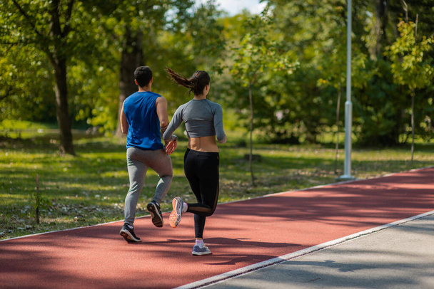 Спортивна пара бігає повільно. Вони виснажені і сповільнюють темп
 - Фото, зображення