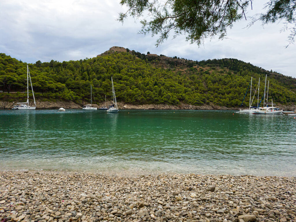 Una vista a la bahía verde del pueblo de Asos, la naturaleza griega y el agua turquesa del mar Jónico. Paisaje de verano de destino turístico famoso en Europa. - Foto, imagen
