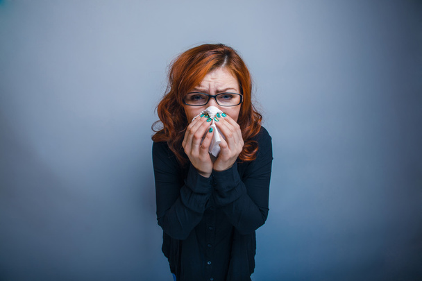 Európai kinézetű nő 30 éves beteg, tüsszögés, handkerchi - Fotó, kép