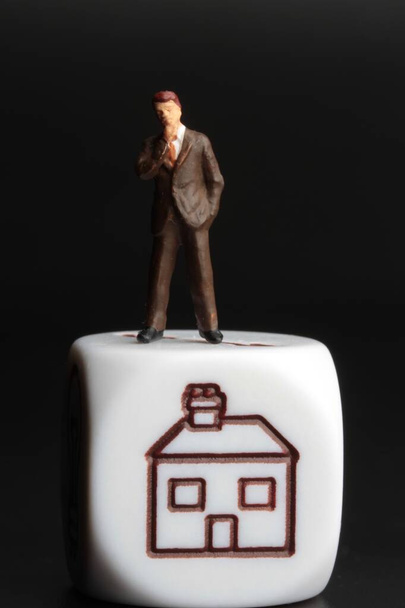 Figur des Mannes mit einem Modell eines Hauses - Foto, Bild