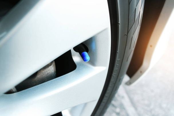 Zawór koła samochodowego do napompowania powietrza z niebieskim wieczkiem samochodu - Zdjęcie, obraz