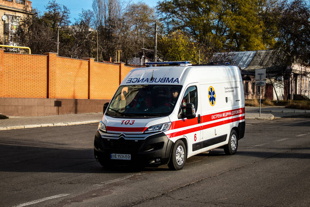 Ambulance conduisant dans les rues de Kherson après la libération de la ville par l'armée ukrainienne. Les troupes russes ont quitté Kherson après une occupation de neuf mois et une contre-offensive de l'armée ukrainienne - Photo, image