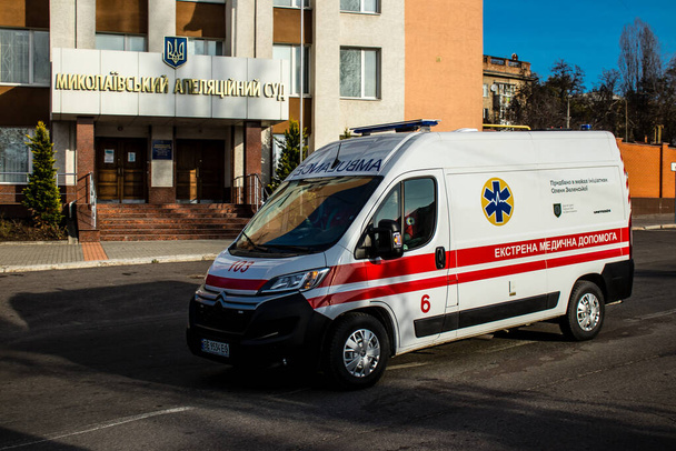 Ambulanza guida per le strade di Kherson dopo la liberazione della città da parte dell'esercito ucraino. Le truppe russe lasciarono Kherson dopo nove mesi di occupazione e una controffensiva da parte dell'esercito ucraino - Foto, immagini