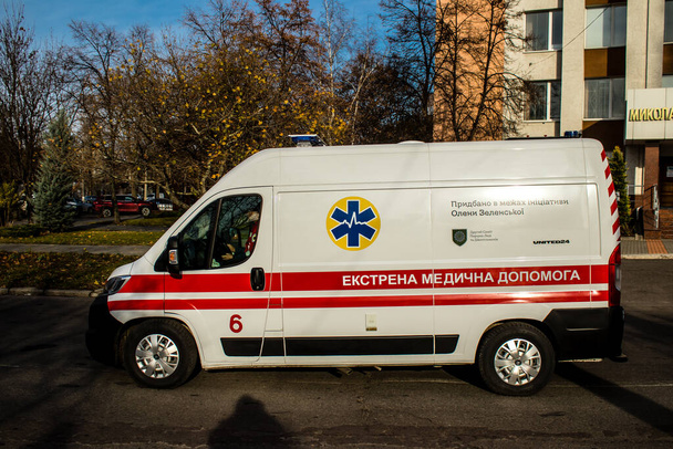Ambulance conduisant dans les rues de Kherson après la libération de la ville par l'armée ukrainienne. Les troupes russes ont quitté Kherson après une occupation de neuf mois et une contre-offensive de l'armée ukrainienne - Photo, image