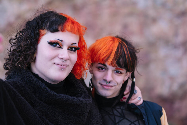 Couple de transgenre fille et garçon regardant caméra. - Photo, image