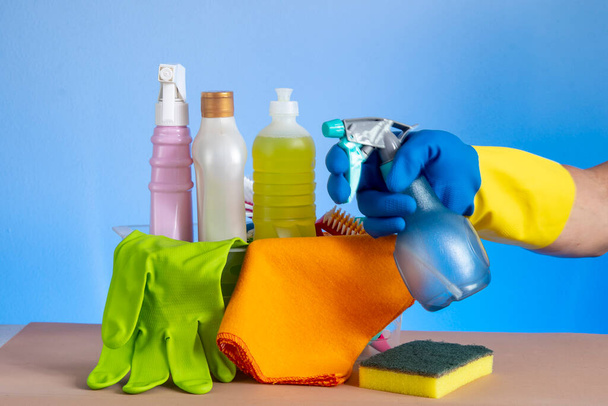 Korb mit Reinigungsprodukten für die Haushaltshygiene mit Kunststoffverpackungen - Foto, Bild
