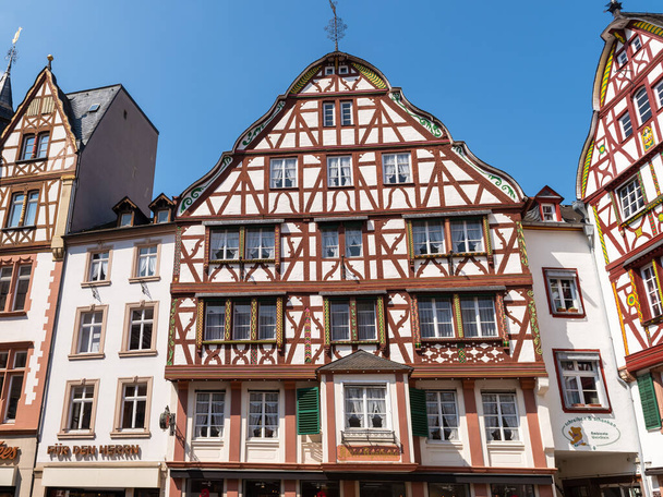 BERNKASTEL-KUES, GERMANY - 27 Nisan 2022: Ortaçağ pazarındaki kereste çerçeveli evler. - Fotoğraf, Görsel
