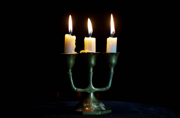 Bodegón con tres velas encendidas - Foto, imagen