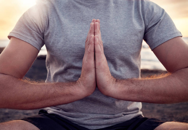 Προσευχή, τα χέρια ή προσεύχεται σε γιόγκα διαλογισμό άσκηση ή το σώμα κατάρτισης με την ειρήνη, ευγνωμοσύνη ή τσάκρα θεραπευτική ενέργεια. Φύση, Θεός ή zen yogi χαλαρώνοντας σε μια ήρεμη στάση λωτού για πνευματική σύνεση. - Φωτογραφία, εικόνα