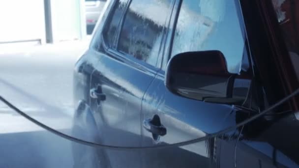 spray samochód myjnia spray do czyszczenia samochodu, aby uzyskać błyszczący samochód. Czyszczenie w samoobsługowej myjni samochodowej - Materiał filmowy, wideo