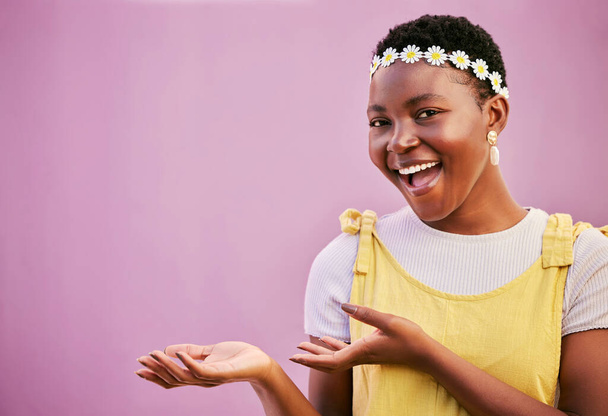 Mockup, Marketing oder glückliche schwarze Frau vor einer Wand für Produktplatzierung, Werbung oder Branding. Mock up, Porträt oder afrikanisches Mädchen zeigt Rabatt-Werbung, Promotion-Angebot oder Verkaufsdeal. - Foto, Bild