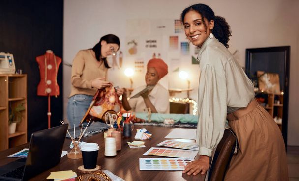 Moda, diseñador o mujer negra en una pequeña empresa, taller o estudio con opciones de color, texturas o tela. Retrato, emprendedora o empresaria feliz planificando ideas creativas de ropa. - Foto, Imagen