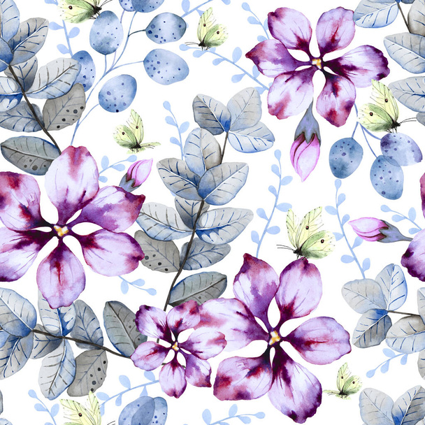 Απρόσκοπτη floral σχέδιο με μωβ λουλούδια φαντασίας, κλαδιά με πράσινα και μπλε φύλλα και βότανα και κίτρινες πεταλούδες λεμονόχορτο σε λευκό φόντο. Καλοκαιρινό. Χειροποίητη ακουαρέλα. - Φωτογραφία, εικόνα